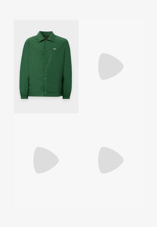 Chaqueta verde con un cuello, botones de presión en el frente y puños elásticos. Presenta un pequeño logo bordado en el lado izquierdo del pecho. Textura suave.; Camiseta de manga larga negra de algodón, con escote redondo y un pequeño logo de cocodrilo bordado en verde en el lado izquierdo del pecho.; Jeans de mezclilla azul claro con un corte amplio, piernas rectas, diseño de cinco bolsillos y cierre de botón en la cintura. Detalle de costura minimalista.; Zapatillas Lacoste en gris oscuro con material de malla y sintético, que cuentan con una suela texturizada y detalles en marrón en el cuello y la marca.