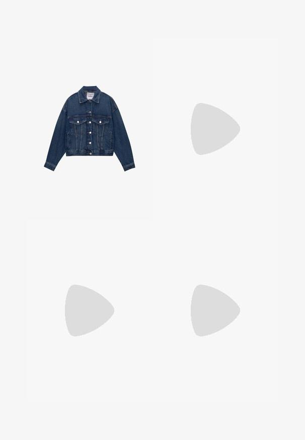 Denimjacke in Dunkelblau mit Knopfverschluss, zwei Brusttaschen und langen Ärmeln. Sie hat einen klassischen Kragen und einen leicht verkürzten Saum.; Braunes ärmelloses Oberteil mit einem runden Ausschnitt und gerafftem Material, kombiniert mit olivgrünen Cargo-Hosen mit Kordelzug.; Samsøe Samsøe SAFAYE  - Shorts - beluga; Bershka KITTEN - Zehentrenner - mottled green; Tommy Jeans TOMMY GIRL ICONIC BAG UNISEX - Handtasche - mid blue denim wash