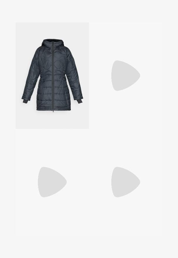 Giacca imbottita grigio scuro con cappuccio, dotata di zip frontale, design trapuntato, maniche lunghe e polsini elasticizzati.; Maglietta atletica bianca a maniche corte con colletto rotondo, dotata di un logo sul petto e una texture di tessuto liscia e leggera.; Pantaloni neri aderenti realizzati in materiale flessibile. Presentano una tasca laterale con zip, ginocchia articolate e una texture liscia.; Stivale da trekking nero con design a metà altezza, dotato di una tomaia texturizzata, accenti grigi e suola in gomma resistente con tasselli per la trazione.