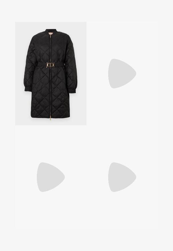 Zwarte gewatteerde lange jas met elastische manchetten, voorkant met rits en bijpassende riem met een gouden ovale gesp.; Zwarte katoenen t-shirt met een ronde hals, korte mouwen en een geborduurd logo op de borst. Eenvoudige, comfortabele pasvorm zonder patronen.; Zwarte op maat gemaakte broek met een recht model, voorzien van een soepele textuur en scherpe plooien aan de voorkant. Geen zichtbare hardware.; Zwarte leren slingback hakken met een spitse neus, voorzien van een slanke hak en een goudkleurige accent op de verstelbare band. Gladde textuur.