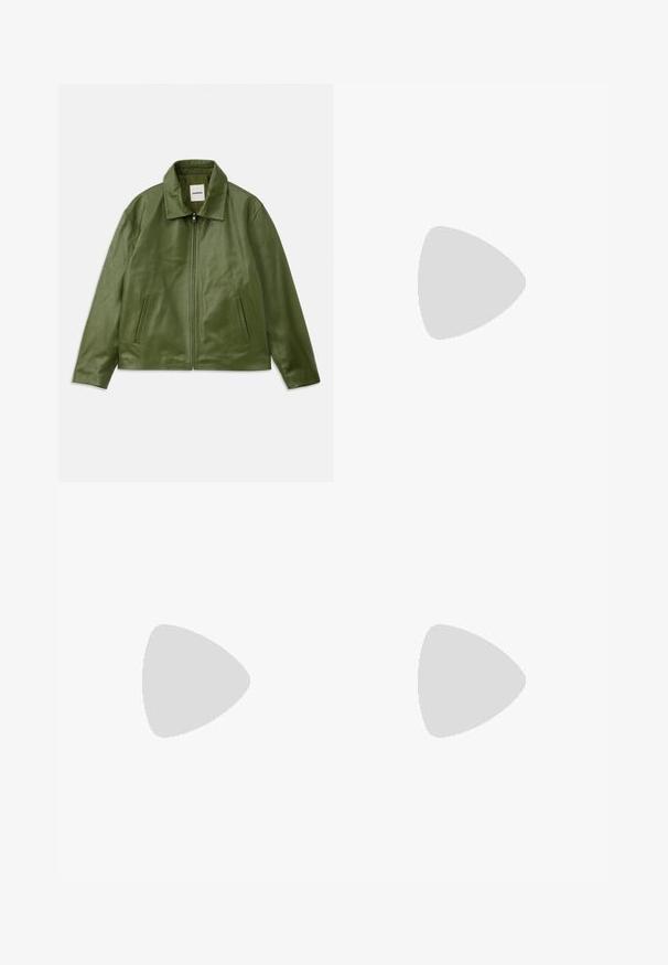 Grüne Lederjacke mit Reißverschluss, Kragen, zwei Seitentaschen und glatter Textur. Einfaches, modernes Design ohne Muster.; Blau-weiß gestreifte Hemdbluse mit Kragen, langen Ärmeln und kleinem Logo auf der Brust. Glattes Material, klassischer Schnitt.; Weite blaue Denim-Jeans mit einem verblassten Finish, ausgestattet mit einem Knopfverschluss, fünf Taschen und kontrastierenden Nähten entlang der Säume.; Braune Leder-Ankle-Boots mit spitzer Spitze, elastischen Seitenteilen, strukturierten Details auf der Vorderseite und einem niedrigen, gestapelten Absatz.; Schildkrötensonnenbrille mit grauen Gläsern. Glatter Kunststoffrahmen, runde Form, metallische Akzente an den Bügeln. Lichtreflektierende Oberfläche.