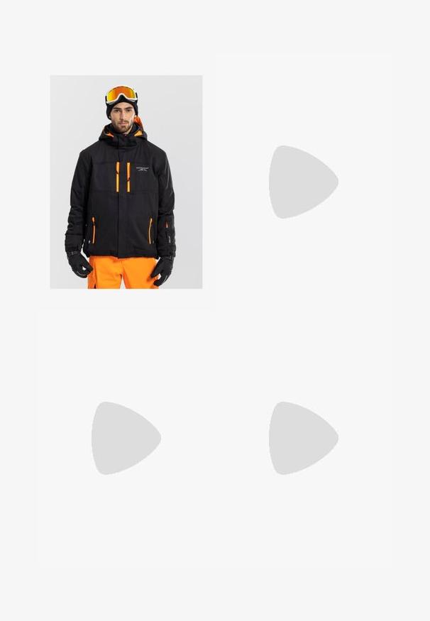 Musta hiihtotakki, jossa on oranssit yksityiskohdat, useita vetoketjullisia taskuja, säädettävä huppu ja teksturoitu kangas. Päällä käsineet ja suojalasit.; Valkoinen puuvillapaita, jossa on pyöreä kaula-aukko, lyhyet hihat ja rento leikkaus. Ominaisuuksina yksinkertainen muotoilu ilman kuvioita tai yksityiskohtia.; Mustat urheiluhousut, joissa on joustava vyötärö, valkoiset sivuraidat ja pieni logo. Materiaali näyttää pehmeältä ja kevyeltä.; Musta Adidas Superstar -lenkkari, jossa on valkoiset raidat, kuorisuoja ja "Superstar"-teksti sivussa, esitetty sivuprofiilissa valkoista taustaa vasten.