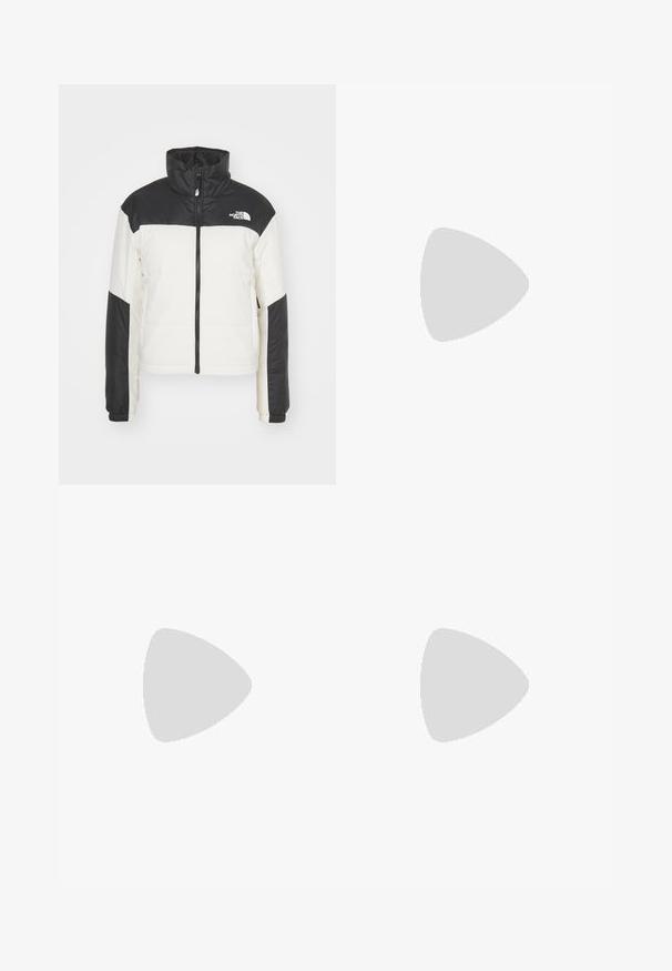 The North Face GOSEI PUFFER - Giacca da mezza stagione - white dune; T-shirt bianca in cotone con maniche corte e scollatura rotonda. Presenta un logo Adidas nero sul petto e un colletto interno a contrasto nero.; Pantaloni in felpa neri a gamba larga con vita elastica, dotati di strisce bianche sui lati e un logo ricamato sulla coscia sinistra.; Scarpe da ginnastica nere in suede con tre strisce bianche e lacci neri. Un pantalone nero a trama è parzialmente visibile accanto alle scarpe.