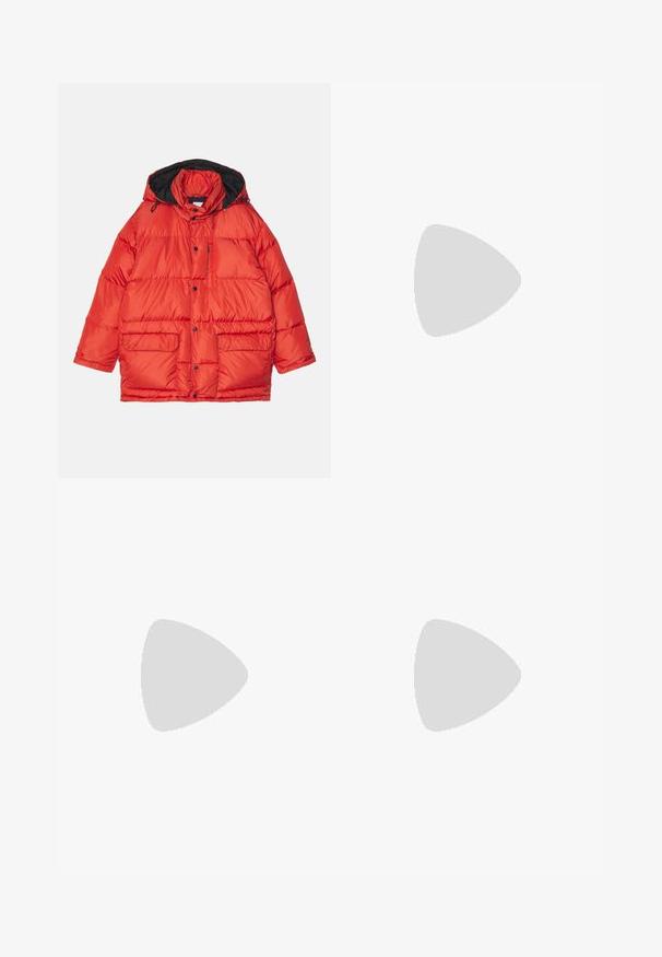 Červená puff jacket s čiernou kapucňou, so zipsom, dvomi prednými vreckami a prešívaným dizajnom pre lepšiu izoláciu.; Ružové tielko bez rukávov z mäkkého materiálu, s okrúhlym výstrihom a nezpracovanými okrajmi rukávov s kontrastnými šitými detailmi.; Tmavomodré rozšírené džínsy vyrobené z denimu. Majú vysoký pás, predné vrecká a rozparky na spodnom okraji. Klasický dizajn s piatimi vreckami.; Čierne kožené baleríny s okrúhlou špičkou, hladkým povrchom, minimálnym prešívaním a flexibilným dizajnom podrážky.