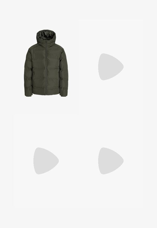 Olijfgroene pufferjack met een capuchon, voorzien van een rits aan de voorkant, een quilted ontwerp en elastische manchetten. Glad materiaal met isolatie.; Olijfgroen gebreid sweater met een ronde halslijn, lange mouwen en geribbelde manchetten. Heeft een textuurpatroon en een relaxte pasvorm.; Lichtblauwe denim jeans met hoge taille, frontknop, rits en vijfzakkenontwerp, plat gelegd op een neutrale achtergrond.; Witte sneaker met zwarte en grijze accenten, voorzien van een grijze neus met textuur, zwarte rubberen zool en platte witte veters. Schoon ontwerp, minimalistische stijl.