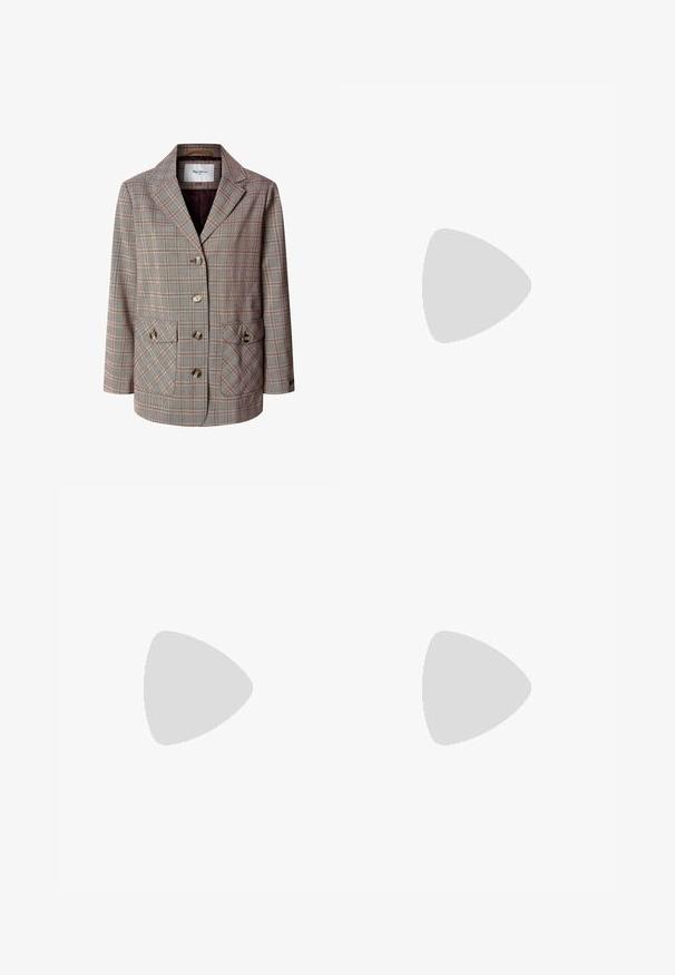 Kariran blazer v rjavih in kremnih tonih, z odrezanim ovratnikom, tremi gumbi, dvema sprednjima žepoma in rjavo podlogo. Tekstilirana tkanina.; Bela rebrasta majica bez rukava s crnim izvezenim logotipom u središtu grudnog dela. Ovratnik i otvor za ruke su završeni suptilnim obradom.; Sive prirejene hlače z visokim pasom, z naborki, širokih hlačnic in gladko teksturo. Zaprte z diskretnim zadrgo.; Rjavi semiš športni čevlji z belimi detajli in vezalkami. Gumijast podplat. Nošeni z belimi nogavicami z črnimi črtami. Zelena teksturirana talna obloga.; Carlheim ADALINE  - Torbica - brown