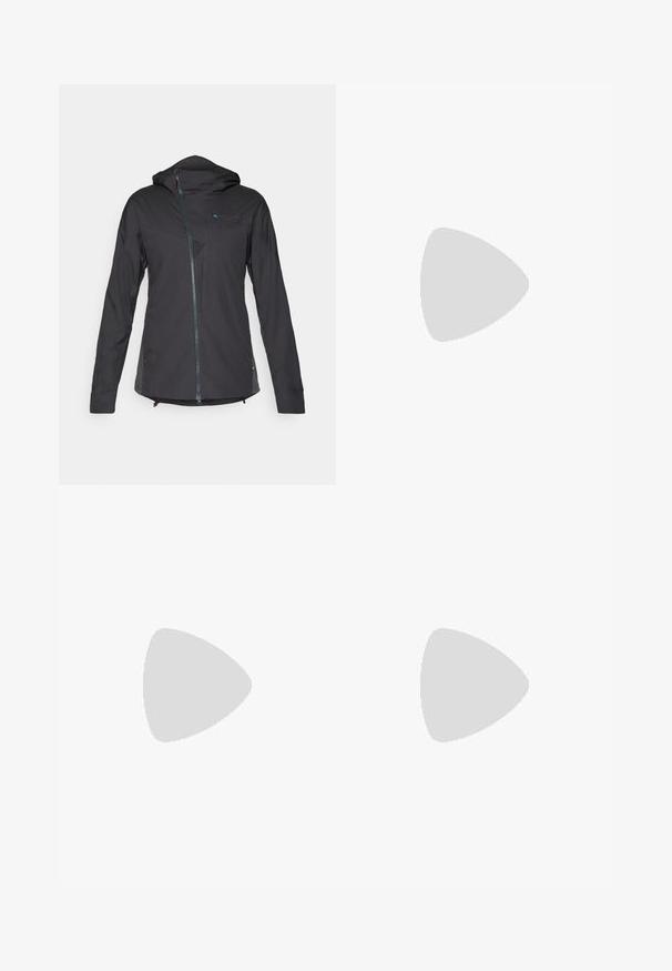 Schwarze leichte Jacke mit Kapuze, ausgestattet mit einem Frontreißverschluss, strukturierten Akzenten und einem atmungsaktiven Mesh-Einsatz auf der Brust.; Schwarzes Baumwoll-T-Shirt mit Rundhalsausschnitt und kurzen Ärmeln. Auffälliges weißes Logo auf der oberen linken Seite. Glatte Textur, lässige Passform.; Schwarze hoch taillierte Leggings aus dehnbarem Material, mit einer glatten Textur und einem weißen Logo, das entlang des linken Beins aufgedruckt ist.; Schwarze Wanderschuhe mit einem strukturierten Obermaterial aus Stoff, Schnürsystem und robuster Gummisohle. Akzentuiert mit reflektierenden Details und Logos.