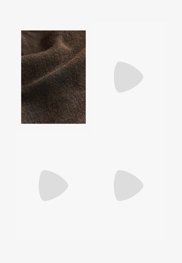 Dunkelbrauner, strukturierten Stoff mit subtilen Farbvariationen, der ein weiches, gewebtes Aussehen und eine matte Oberfläche aufweist.; Schwarzer, langärmeliger, gestrickter Pullover mit gepolsterten Schultern sowie gerippten Bündchen und Saum, dargestellt vor einem weißen Hintergrund.; Schwarze Hose mit geradem Schnitt, ausgestattet mit Fronttaschen und Seitenschlitzen am Saum. Hergestellt aus weichem, glattem Stoff. Geeignet für verschiedene Anlässe.; Schwarzer kniehoher Stiefel aus glattem Leder, mit markanten Nähten, klobigem Absatz und einer strukturierten Rückseite für zusätzlichen Akzent.