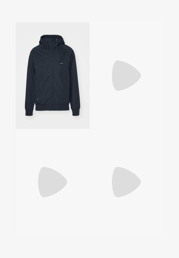 Chaqueta negra con cremallera y capucha, con puños y cintura elásticos, hecha de un tejido suave y con un pequeño logo en el lado izquierdo del pecho.; Camiseta negra de manga corta hecha de algodón con una textura sutil. Presenta un bolsillo delantero con un diseño rectangular y un detalle del logo.; Pantalones de stretch negros con un diseño ajustado, cinturilla elástica y bolsillos con cremallera. Textura suave con un acabado ligeramente brillante.; Zapatillas blancas y negras con una parte superior de cuero suave, acentos texturizados y una suela blanca gruesa. Presenta un diseño clásico de cordones.