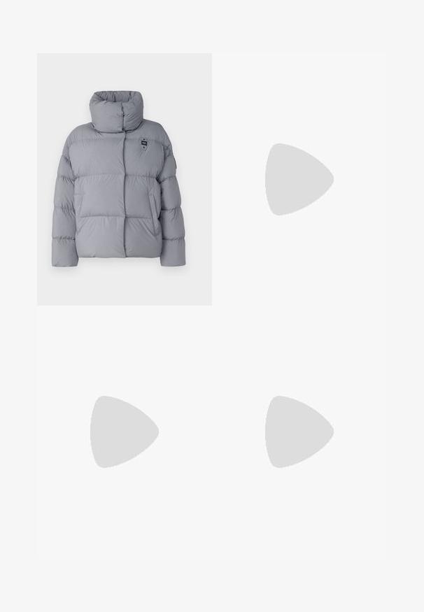 Grå pufferjakke med høj krave, quiltet mønster, frontlomme og mærkebadge på øvre venstre side. Glat tekstur.; Sort bomulds T-shirt med V-hals og korte ærmer. Enkel design med regular fit og ingen mønstre eller accenter.; Lyseblå denimjeans, lige pasform, medium høj talje, med fem-lomme design og knaplukning foran.; Sorte spidse slingback-sko med en lav hæl, lavet af glat læder og med udskæringer på siden for åndbarhed.