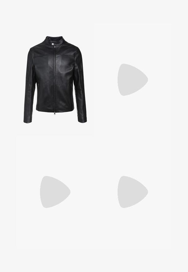Giacca in pelle nera con colletto rialzato, zip frontale e due tasche laterali. Texture liscia con cuciture decentrate.; Maglietta nera a maniche corte realizzata in un morbido misto cotone, con scollatura a girocollo e un design minimalista senza motivi o dettagli.; Pantaloni neri in tessuto lisci, con design a gamba dritta. Presentano una chiusura frontale con bottone e passanti per cintura. Senza fantasie.; Sneaker in pelle nera a basso profilo con lacci neri e suola avorio, mostrato di profilo su sfondo bianco.