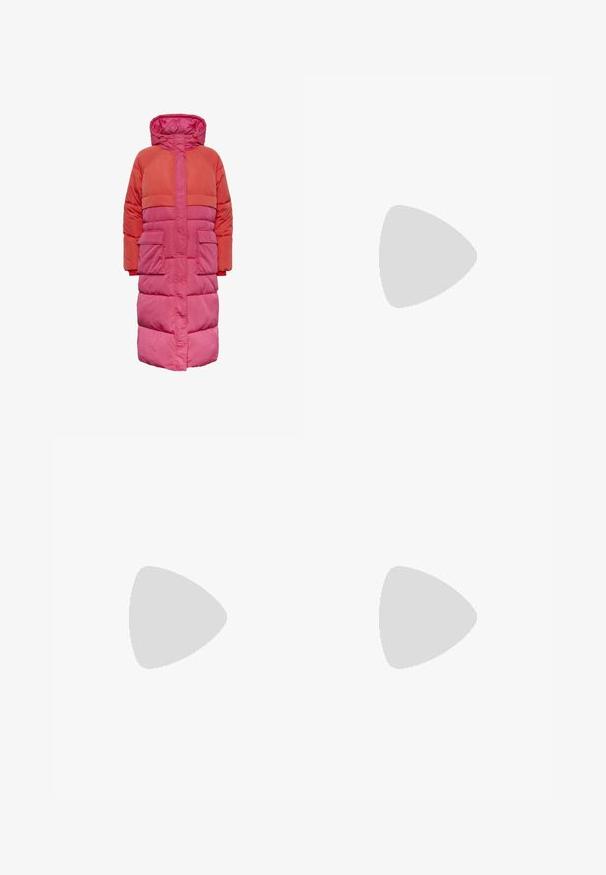 Casaco puffer longo com capuz, design em blocos de cor nas tonalidades de vermelho e rosa, com dois bolsos frontais e fecho frontal com zíper.; T-shirt branca de algodão com mangas puff curtas, apresentando pequenos embellissements prateados ao longo das mangas. Decote redondo clássico, corte descontraído.; Jeans largas pretas em denim, com um bolso elástico na cintura, dois bolsos frontais e uma textura suave. Sem padrões ou detalhes visíveis.; Sandal com biqueira afilada em couro preto, com cinta no tornozelo e salto grosso. Textura lisa, design elegante e estética minimalista.
