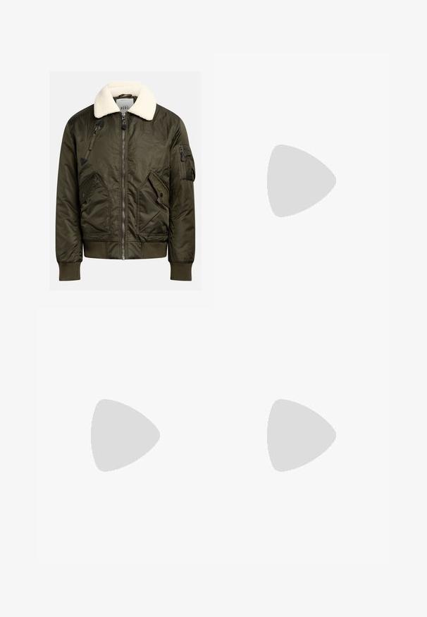 Oliven grønn bomberjakke med en kremfarget faux shearling-krage, glidelås foran og flere lommer med karakteristiske vinklete design.; Svart bomulls t-skjorte med korte ermer, rund halslinning, har en liten hvit Levi's-logo på brystet, glatt tekstur, klassisk passform.; Sorte bukser laget av glatt stoff, med rette ben, to frontfoldninger og standard liv med beltehemper.; Pier One UNISEX - Joggesko - black