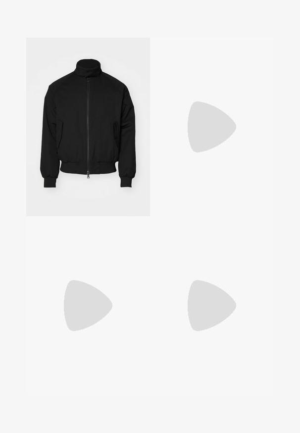 NN.07 DAWSON - Bomberjacka - black; Svart kortärmad oversized T-shirt med rund halsringning och synlig Filippa K-märkesetikett inuti kragen.; Beiga linbyxor med lös passform, avsmalnande ben och en slät front. Har en elastisk midja för komfort och minimala sömdetaljer.; Vita sneakers med en texturerad läderfinish, rund tå och svart häldetalj. Gummisul med litet mönster och sydd detalj.