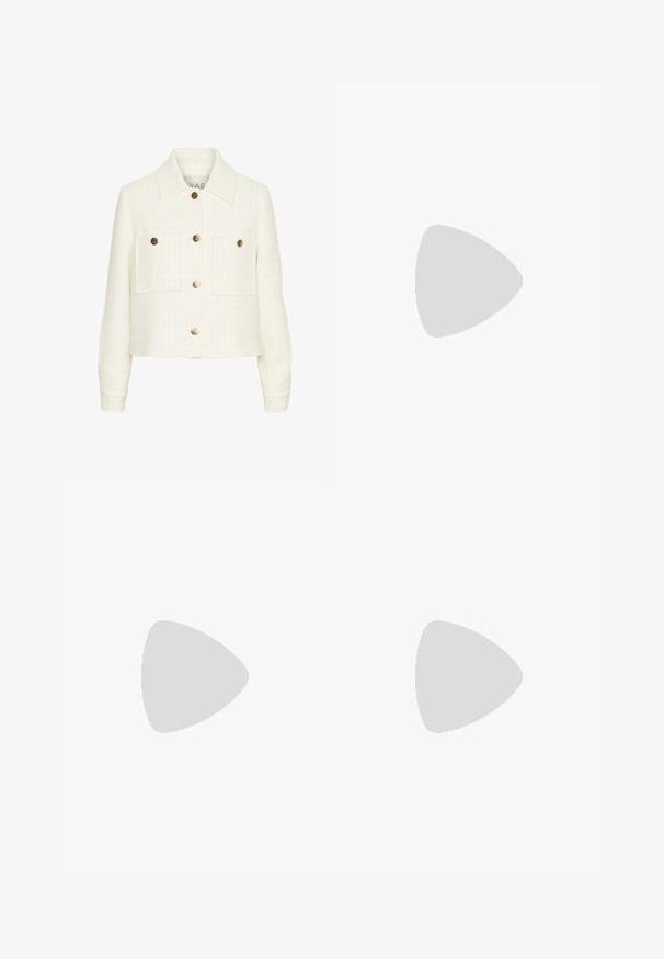 Zkrácená bílá bunda z texturované látky se zlatými knoflíky, dvěma předními kapsami a klasickým límečkem. Obsahuje kostkovaný vzor.; Bílý svetr bez ramenních švů vyrobený z žebrovaného úpletu, s dlouhými rukávy, přiléhavým lemem a strukturovaným vzorem po celém povrchu.; Hnědé kalhoty s širokým střihem a proužkem, se zapínáním na knoflíky a poutky na opasek, vystavené na bílém pozadí.; Hnědé kožené sandály na podpatku s úzkým špičatým špičkem a zlatými kovovými akcenty. Obsahují křížové popruhy přes nohu.; Černé oválné sluneční brýle s gradientovými fialovými skly. Lesklý plastový rám a nožičky. Zlaté logo na levé nožičce.; Černá kožená hobo taška s měkkým, zakřiveným tvarem. Obsahuje široké horní ucho a na základně se shromažďuje, což vytváří uvolněnou texturu.