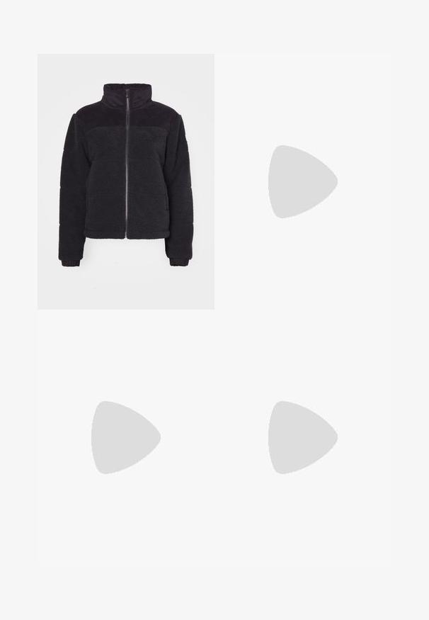 Veste en polaire noire avec un col haut, fermeture éclair et accents côtelés. Texture douce et design court. Manches longues avec poignets côtelés.; T-shirt en coton noir à coupe décontractée. Présente un col rond et des manches courtes. Comprend un petit logo doré brodé sur la poitrine.; Jean large noir en denim, avec des coutures blanches contrastantes et une fermeture à bouton à l'avant, ainsi que deux poches avant en biais.; Baskets en cuir argent avec lacets noirs, bout arrondi et épaisse semelle en caoutchouc. Présente un patch logo distinctif sur le côté.