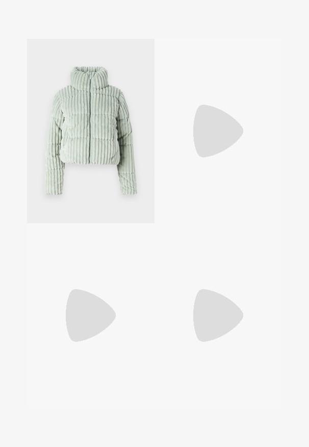 ONLY PAULINA PUFFER - Giacca invernale - aqua gray; Top senza maniche bianco realizzato in tessuto a coste, caratterizzato da un collo arrotondato e una silhouette aderente, con cuciture minime e senza decorazioni.; Jeans skinny blu scuro in denim, caratterizzati da un classico design a cinque tasche, chiusura con bottone e leggere sfumature sulle cosce.; Stivali da cowboy in pelle marrone con punta affusolata e tacco a blocco, caratterizzati da dettagliati ricami e accenti rialzati sul gambale.; Borsa a mano in pelle nera con patta e dettaglio in metallo dorato. Include una tracolla nera e un design elegante e minimalista.; Orecchini a cerchio in argento con un design torciglionato, caratterizzati da una finitura lucida e chiusura a perno. Misurano circa 3 cm di diametro.