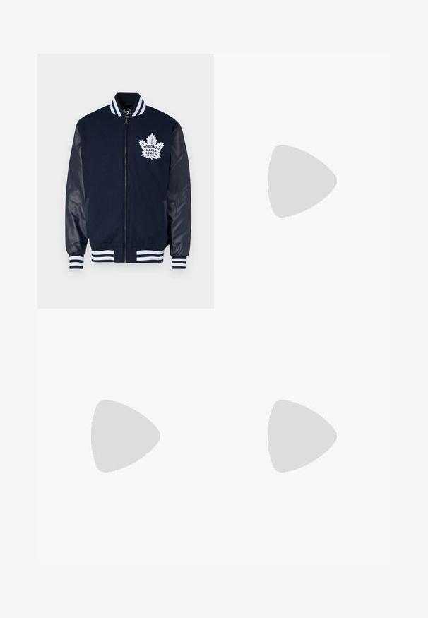 '47 TORONTO MAPLE LEAFS JACKET - Bomber stiliaus striukė - fall navy; Balta medvilninė marškinėlių su apvaliu kaklu ir trumpomis rankovėmis, ant kurios yra juodas grafikas sparnuoto figūros ir tekstas.; Juodos laisvos kelnės su raišteliu liemens, šoninėmis kišenėmis ir tiesiu kirpimu ant vienodos fono.; Juodi sportiniai bateliai su tekstūruota medžiaga ir guminiais padais, su elastingomis raišteliais ir mėlynu akcentu ant kulno. Dėvimi su šviesiai mėlynomis džinsinėmis kelnėmis.