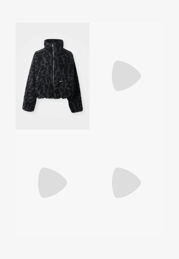 Kratka črna in siva umetna krznena jakna z visokim ovratnikom, zadrgo spredaj in subtilnim leopardskim vzorcem. Ima majhen bel logo na prsih.; Siv sweatshirt iz mehke tkanine z okroglo ovratnikom, spušenimi rameni, rebrastimi manšetami in majhnim črnim Nike logotipom na prsih.; Črne široke hlače s elastiko v pasu in malim belim logotipom Nike. Tkanina ima gladko teksturo, zasnovano za udobje in sproščeno nošenje.; Črne in sive športne čevlje imajo mrežast zgornji del, debele podplate in vezalke. Imajo zaobljen nos in opazne podrobnosti oblazinjenja.