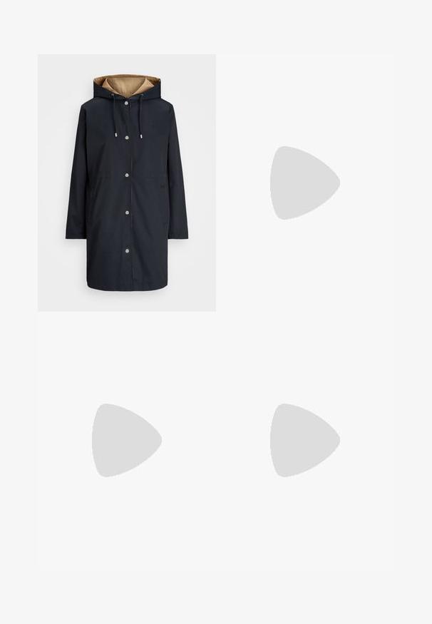 Lauren Ralph Lauren REVERSIBLE HOODED ANORAK - Parka - dark navy/birch tan; Čierna polokošeľa z textúrovaného materiálu, s golierom, krátkymi rukávmi a légou so zlatými gombíkmi. Jemný detail loga na hrudi.; Béžové nohavice so širokým strihom a gombíkovým zapínaním, s hladkým povrchom a prešitou líniou. S manžetami na spodnom leme pre zvýraznenie detailu.; Lauren Ralph Lauren JANSON II CANVAS SNEAKER - Tenisky - optic white