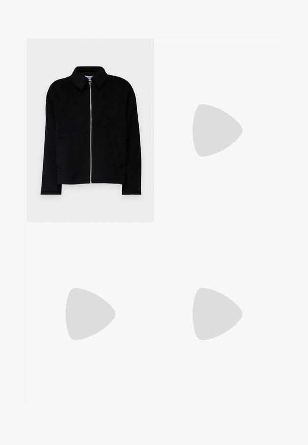 Libertine-Libertine LUNAR - Lengva striukė - black; Mėlynas medvilninis marškinėliai su klasikinėmis apvalia kaklo iškirpte, trumpomis rankovėmis, laisvu siluetu ir dviem mažais atspausdintais logotipais ant krūtinės. Lygi tekstūra.; Juodi medvilniniai keliai su tiesiu siluetu, su mygtuko užsegimu, diržo kilpomis ir minimalistiniu dizainu. Lygus paviršius, be raštų.; Juoda žema viršutinė odinė sportbačiai su juodais raišteliais ir kreminiu padu, pateikti šoniniame profilyje ant baltos fono.