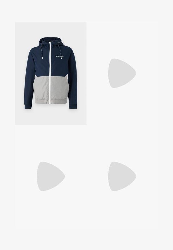 Mornarsko modra in siva vetrovka z zadrgo spredaj, nastavljivo kapuco ter logotipom "JACK&JONES"; ima gladko teksturo in kontrastne barvne bloke.; Dve polo majice: ena mornarsko modra in ena bela, obe z majhnim rdečim, belim in modrim poudarjanjem na žepu in ovratniku.; Temno modri kavbojke ozkega kroja, s subtilnim bledenjem, petimi žepi in kovinskim zapiranjem na gumb. Oštrikanje z akcenti v kontrastni barvi.; Bele športne čevlje, izdelane iz sintetičnih materialov. Imajo gladko teksturo, zaobljen toe, vezalni dizajn in črtaste poudarke na straneh.