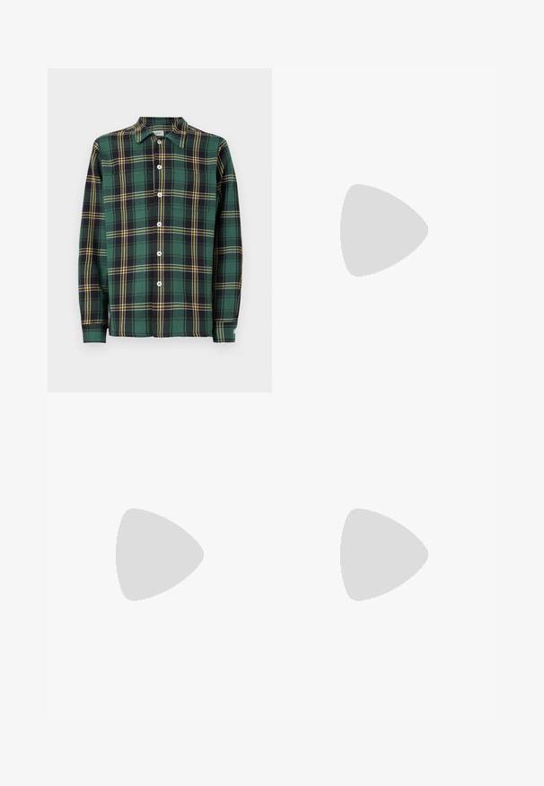 Žalias flanelinis marškiniai su juodu ir geltonu languotu raštu, ilgomis rankovėmis, apykakle ir mygtukų uždarymu. Su baltais mygtukais ir etikete.; Juodas trumpas rankovėmis per didelis marškinėliai su apvaliu iškirpimu ir matoma Filippa K prekės ženklo etiketė vidinėje apykaklės pusėje.; Juodi klostuoti kelnių, su tiesiu, plačiu kojų dizainu. Pagaminti iš lygios medžiagos, su mygtukų uždarymu ir diržo kilputėmis.; Juodas odinis loaferis su blizgiu paviršiumi, apvaliu pirštu, subtiliais siūlių detalėmis ir storu guminio pado, užtikrinančio ilgaamžiškumą.