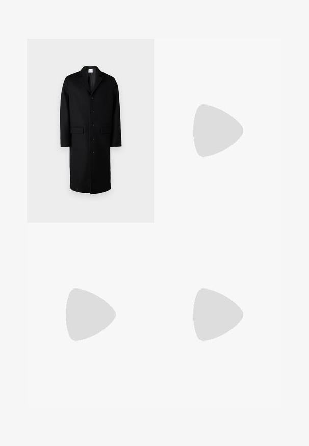 Samsøe Samsøe SATESFA COAT - Palton clasic - black; Cămașă albastră deschis, cu mânecă lungă, realizată dintr-un material neted, având o bandă de nasturi în față, colier ascuțit și o croială regulară.; Pantaloni negri dintr-un material neted. Acestia au un croi drept, un design frontal plat și o închidere cu buton, având un model simplu al beteliei.; Pantofi din piele neagră cu vârf rotunjit, design cu şireturi şi o talpă groasă, texturată. Purtați cu pantaloni negri bine croiți și un pulover cu ripuri.