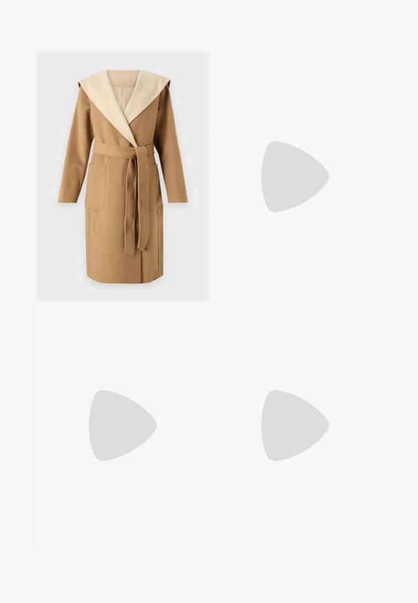 MICHAEL Michael Kors HOODED WRAP COAT - Klassisk frakke - bone; Langærmet hvid T-shirt lavet af ribbet bomuld, med rund halsudskæring og lige kant. Simpelt design uden mønstre eller accenter.; Mørkeblå flagrende jeans lavet af denim. Har høj talje, forlommer og splitdetaljer i kanten. Klassisk fem-lomme design.; Sorte læder ankelstøvler med spids tå og blokhæl, parret med skinnende sølvbukser, der fremhæver glatte teksturer og kontrasterende farver.