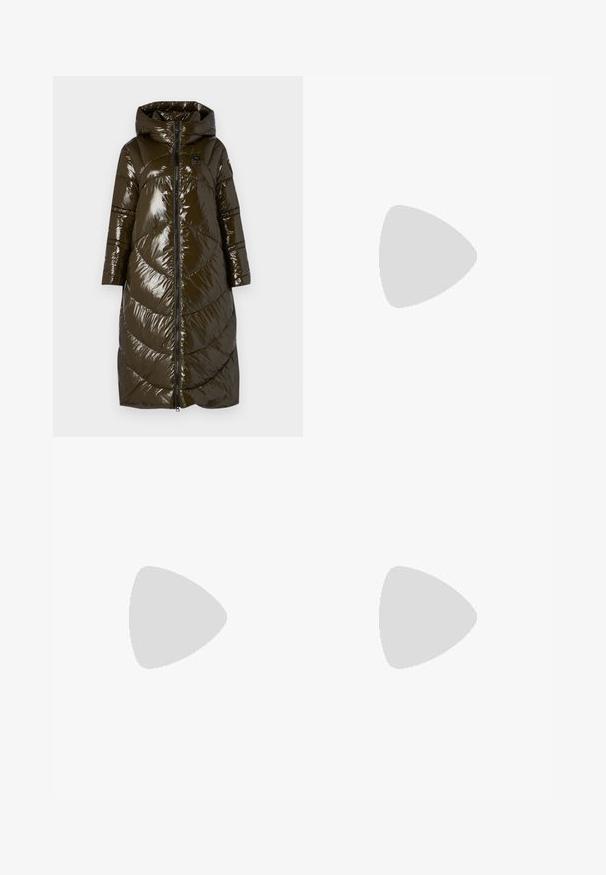 Blauer KERNA - Cappotto invernale - verde pigna; T-shirt bianca in cotone con un logo grafico rotondo caratterizzato da un motivo animalier in nero e grigio. Maniche corte e vestibilità rilassata.; Gonna bianca plissettata con elastico nero in vita che presenta il logo "LACOSTE". Design di lunghezza media con texture morbida.; Sneaker bianchi in pelle con suola spessa bianca, accento in suede nero sul tallone e logo impresso sul lato. Design con lacci e sei fori per i lacci.