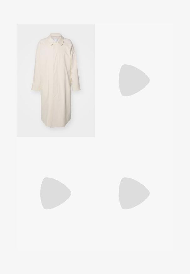 Ljusbeige knälång kappa i bomull med en avslappnad passform, som har krage, stora knappstängningar och sidofickor.; Kortärmad T-shirt med vit kropp och grå raglanärmar. Rund halsringning med en mjuk, slät textur. Varumärkesetikett synlig.; Vit tanktopp, ljusblå vida jeans med en blekt effekt, vita sneakers och en svart keps. Modellen står med händerna i fickorna.; Svart läder sneaker med vita accenter, låg profil, rund tå och texturerad gummisula. Har snörningar och sidologga.