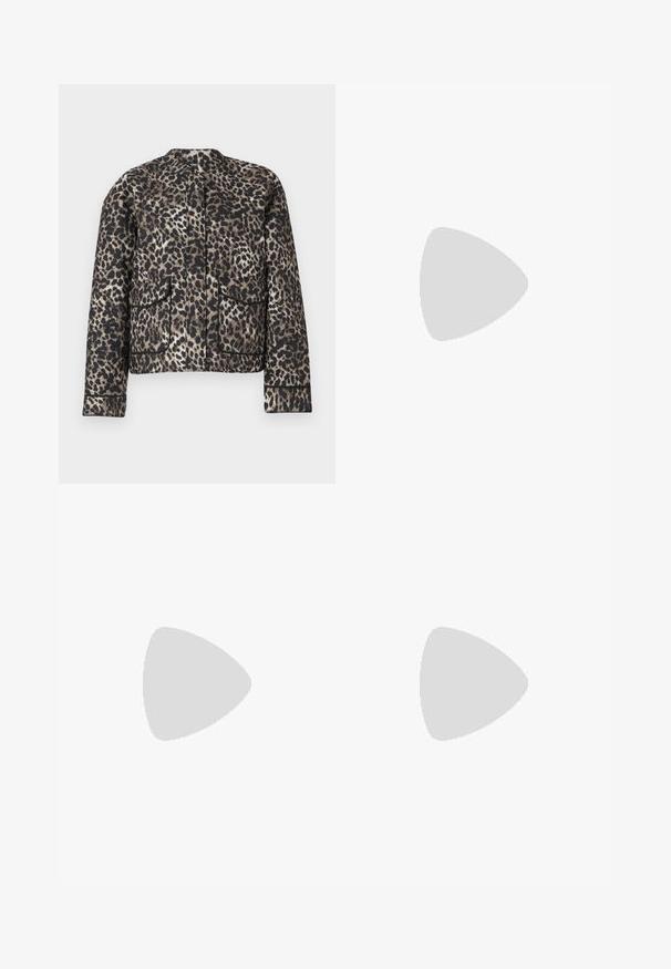 Veste imprimée léopard dans des tons de marron et de noir. Présente un col rond, deux poches avant et un liseré contrasté le long des bords.; T-shirt noir court en coton. Doté de manches courtes et d'un col rond. Texture lisse avec un design simple, sans motifs supplémentaires.; Pantalons larges noirs en tissu lisse et brillant, avec une taille élastique et sans poches ni détails en métal visibles.; Baskets en toile noires avec des lacets blancs, un embout en caoutchouc blanc et une semelle intermédiaire blanche épaisse. Présentent des coutures blanches discrètes et une semelle en gomme.