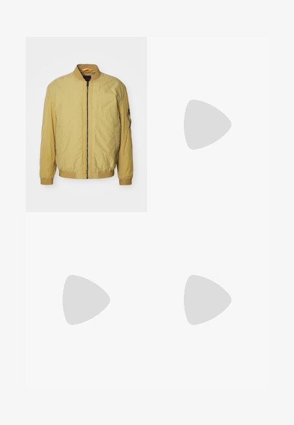 Kollane pommijacket, millel on tõmblukk, soonikkoes krae ja mansetid, küljetaskud ning lisatasku varrukal. Sile tekstuur.; Mustad lühikeste varrukatega must T-särk, mis on valmistatud puuvillast, ümarate kaelustega ja peene brändinguga krael. Sile tekstuur ja mugav lõige.; Must mustrikot, viie taskuga, nupuga sulgus ja vöökonksudega, esitatud valge tausta ees.; Mustmustel musta nahast ülemise osaga, ümmarguse varbaga, lamest paeltega, pehmendatud kaeluse ja minimalistliku disainiga. Kummist tald, millel on peen tihenemine.