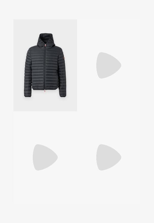 Puffjakke i sort nylon med vandret syninger, lynlåslukning og fast hætte. Har et lille rødt lynlåsdrag og logo-emblemet.; Langærmet hvid bomulds skjorte med rund halsudskæring, sideslids i bunden og en glat overflade, vist bagfra.; Lyseblå denim jeans med lige ben-design, fem lommer, knaplukning, minimal falming og kontraststingdetaljer.; Hvide sneakers med en glat læderoverdel og lav profil. Har en rund tå, seks snørehuller og en tekstureret gummisål.