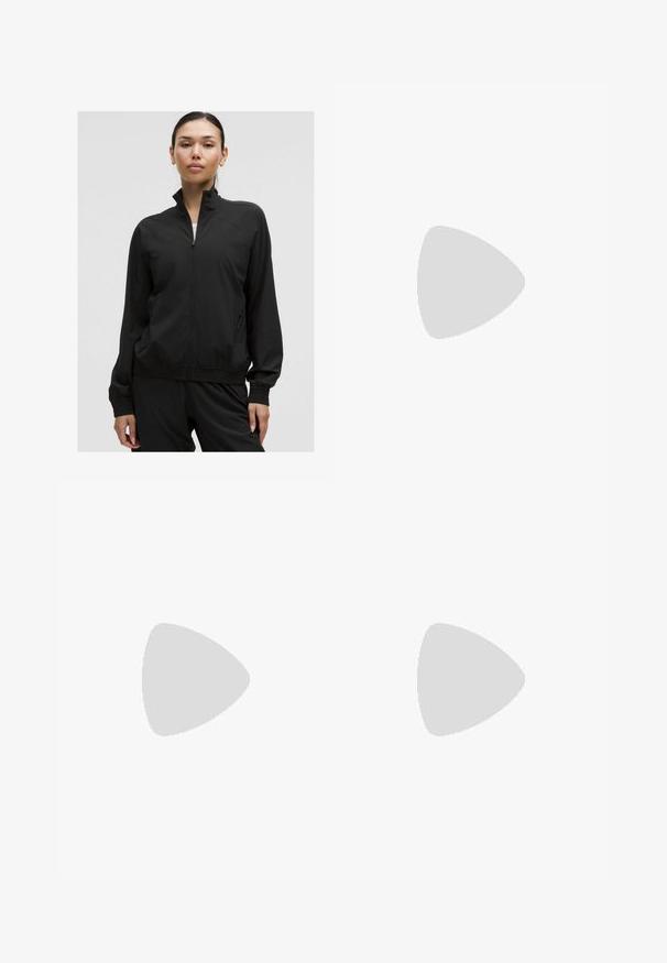 Mustan vetoketjullinen takki, jossa on korkea kaulus, joustavat hihansuut ja sivutaskut. Valmistettu sileästä ja kevyestä materiaalista, jossa on hienovaraisia reikiä.; Valkoinen Nike Dri-FIT hihaton urheilupaita, jossa on pyöreä pääntie ja hillitty logo. Valmistettu kevyestä, kosteutta siirtävästä kankaasta.; Mustat urheilushortsit, jotka on valmistettu joustavasta kankaasta. Niissä on korkea vyötärö ja litteät saumat yksityiskohtina. Suunniteltu mukavuutta ja liikkuvuutta varten.; Mustat urheilukengät, joissa on teksturoitua kangasta, valkoiset pohjat ja mustat nauhat. Yhdistetty valkoisten urheilusukkien kanssa, seisten vaalealla pinnalla.