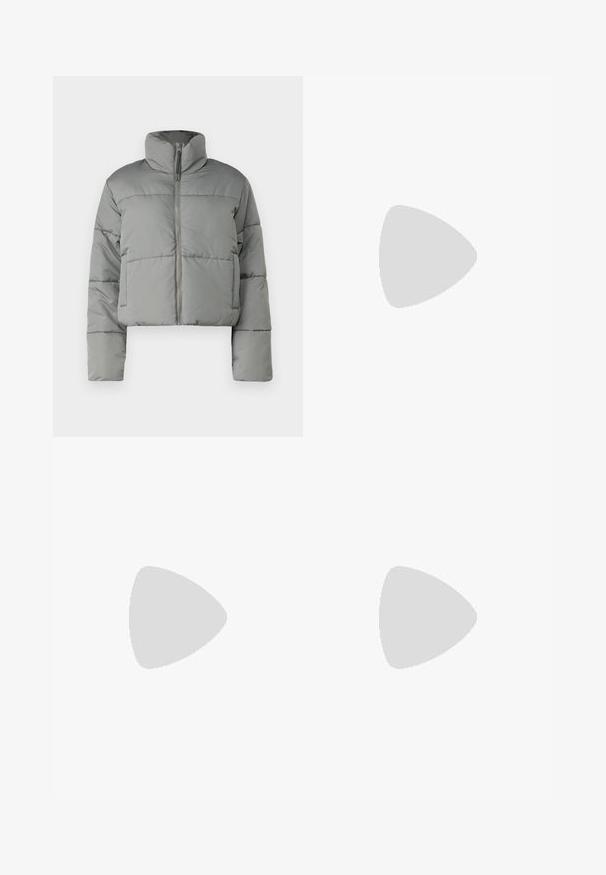 Giacca puffer grigia svasata con colletto alto, chiusura con zip e pannelli cuciti per l'isolamento. Finitura liscia e opaca con vestibilità oversize.; Top bianco aderente realizzato in tessuto a coste, con maniche a farfalla e dettagli arricciati sui lati per texture e forma.; Jeans a gamba larga di un blu chiaro in denim, con vita alta, cinque tasche e un leggero sbiadimento. Taglio dritto con bordi orlati.; Sneaker bianche con tre strisce dorate, design con lacci, suola in gomma, indossate con calze bianche a coste e pantaloni beige su una superficie blu.; Un paio di occhiali da sole rettangolari con montatura traslucida blu chiaro e lenti grigie scure, dotati di aste dritte e dettagli hardware minimali.