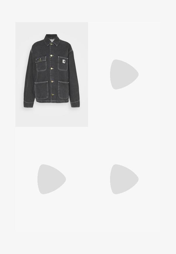 Carhartt WIP MICHIGAN COAT - Traper jakna - black; Crna pamučna majica s okruglim izrezom, kratkim rukavima i pravokutnom oznakom na lijevoj strani prsnog koša.; Crne široke sweatpants hlače napravljene od mekog materijala, s elastičnim strukom i malim logotipom s lijeve strane.; Crni kožni tenisice s bijelim prugama, gumeni zaštitni vrh, crne vezice i bijela potplata boje krem. Glatka tekstura s sjajnim završetkom.
