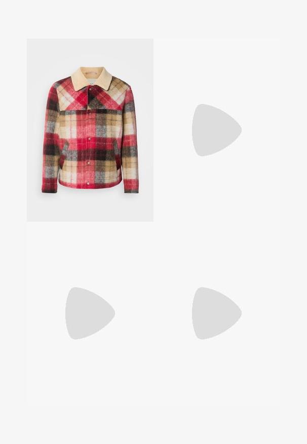 Giacca di lana a quadri con un colletto beige e bottoni a pressione. Presenta blocchi di colore rosso, marrone e grigio. Tessuto morbido e strutturato.; BOSS TEE - T-shirt basic - open white; Pantaloni in cotone beige con taglio dritto, dotati di chiusura a bottone e pence sul davanti per un tocco di dettaglio in più.; Sneaker bianca in pelle con tomaia testurizzata, punta tonda, design minimalista e suola in gomma con dettagli cuciti.