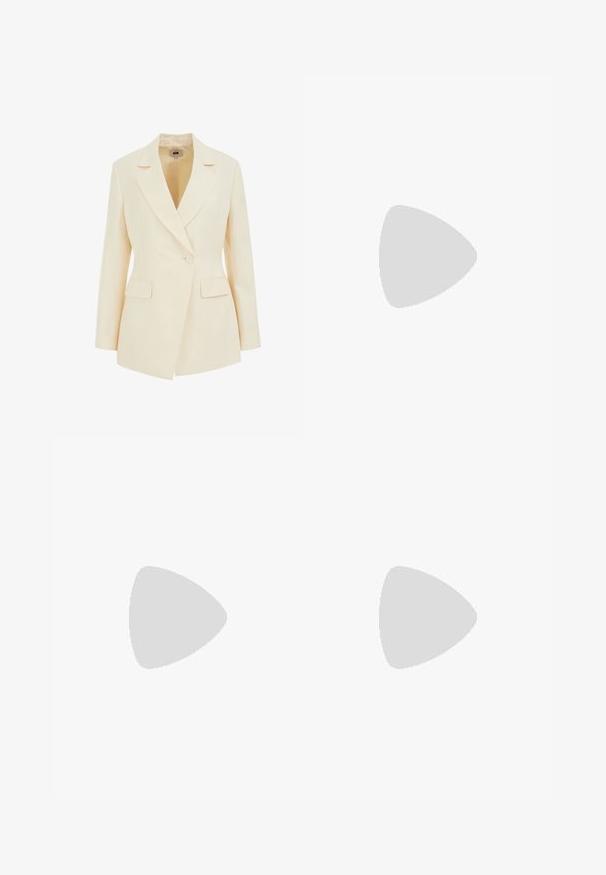 Blazer beige su misura con colletto a revers, chiusura con un solo bottone e due tasche frontali. Texture liscia con silhouette strutturata.; Canottiera nera a coste con scollatura a barca, design senza maniche e forma aderente. Presenta un'etichetta con la taglia all'interno.; Shorts in denim azzurro chiaro con un design a gamba dritta, orlo sfilacciato, cinque tasche e chiusura con bottone in vita.; Infradito in pelle marrone con un dettaglio in fibbia dorata, suola nera piatta e design minimalista, caratterizzato da una texture liscia.; Borsa a tracolla in pelle marrone, di forma rettangolare, con una tracolla rimovibile e dettagli in metallo argentato. Presenta due etichette attaccate al manico.