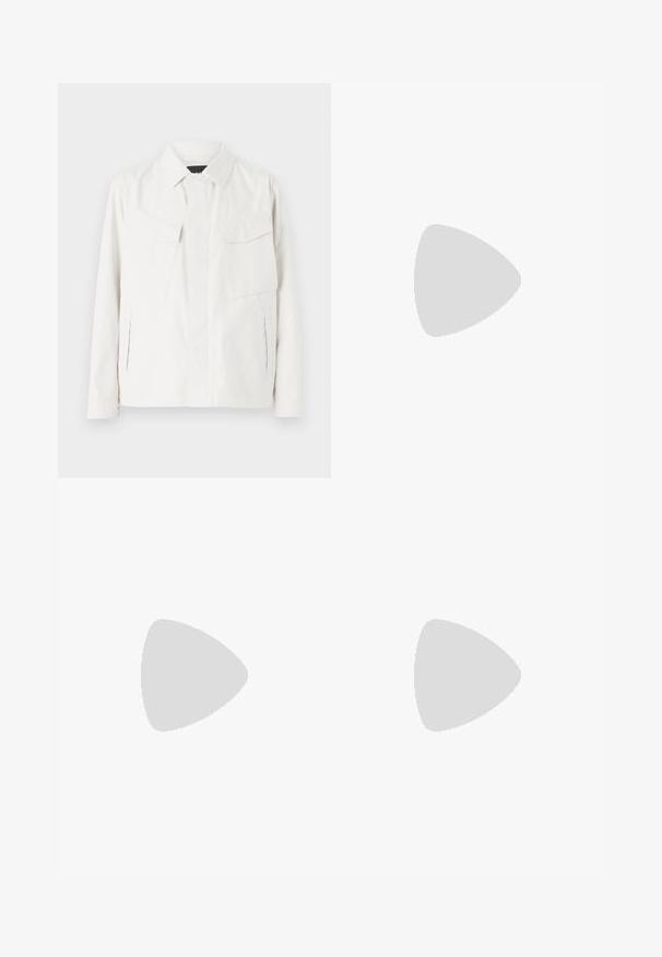 Camisa chaqueta ligera blanca con cuello, dos bolsillos frontales tipo parche, aberturas laterales y cierres de botones. Textura de tela suave.; Camisa de algodón blanca de manga larga con cuello redondo, aberturas laterales en la parte inferior y una textura suave, exhibida desde la parte de atrás.; Jeans de mezclilla azul claro con un diseño de pierna recta, cinco bolsillos, cierre de botón, ligeramente desgastados y detalles de costura en contraste.; Zapatilla blanca con parte superior de cuero liso y perfil bajo. Presenta una puntera redondeada, seis ojales y una suela de goma texturizada.