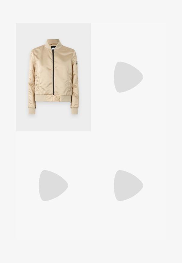 Colmar Originals LADIES JACKET - Bomber stiliaus striukė - juta; Balta ilga rankovė mygtukų marškiniai, pagaminti iš medvilnės. Yra klasikinis apykaklė ir subtilus prekės ženklo siuvinėjimas ant krūtinės. Lygi tekstūra.; Mėlyni džinsai tiesaus šešiakampio modelio su aukšta liemens linija, penkių kišenių dizainu ir sagčių užsegimu. Matoma siuvimo linija ir vario atspalvio varžtai.; Šviesiai smėliniai odiniai laivai su siuvinėta priekiu ir tekstūriniu juodu platformos kulnu. Pasižymi kreiviu dizainu ir nedideliu pakilimu.
