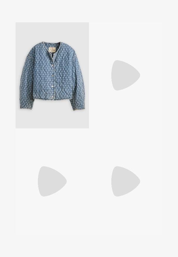 Jeans jakna z odebeljenim vzorcem v svetlo modri barvi. Ima valovit vzorec, gumbke na pritisk in okrogel izrez. Mehka tekstura z sproščenim krojem.; Bela kratka majica s kratkimi rokavi iz bombaža. Ima okroglo izrezovanje in sproščen kroj. Gladka tekstura brez vidnih vzorcev ali poudarkov.; Bele široke hlače iz lahkega materiala. Imajo elastičen pas s vrvico in stranske žepe. Gladka tekstura.; Bela sandala na visokih petah s debelim petam, ki ima obliko trakcev in vezanje okoli gležnja. Gladka tekstura z platformo spredaj za dodatno višino.