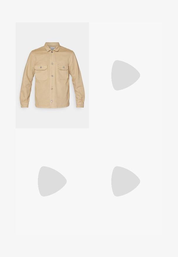 Chaqueta de mezclilla beige con cierre de botones en la parte delantera, dos bolsillos en el pecho y un cuello clásico. Presenta detalles de costura y botones de hardware plateado.; Camiseta de manga larga negra de algodón, con escote redondo y un pequeño logo de cocodrilo bordado en verde en el lado izquierdo del pecho.; Jeans de mezclilla azul claro con un corte amplio, piernas rectas, diseño de cinco bolsillos y cierre de botón en la cintura. Detalle de costura minimalista.; Zapatillas Lacoste en gris oscuro con material de malla y sintético, que cuentan con una suela texturizada y detalles en marrón en el cuello y la marca.