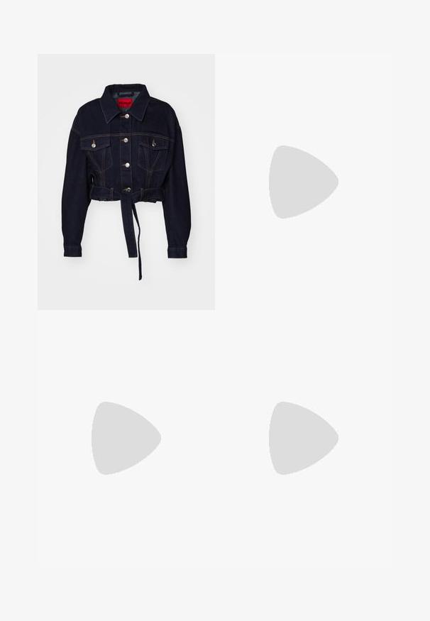 HUGO GEDARI - Veste en jean - navy; T-shirt en coton noir avec un col rond, des manches courtes et un logo brodé sur la poitrine. Coupe simple et décontractée sans motifs.; Jean flare bleu clair en denim, avec une taille haute, des poches avant et un ourlet brut au niveau des poignets pour un look décontracté.; Talons hauts en cuir noir avec un bout pointu, dotés d'un talon fin et d'un accent en ton or sur la lanière réglable. Texture lisse.