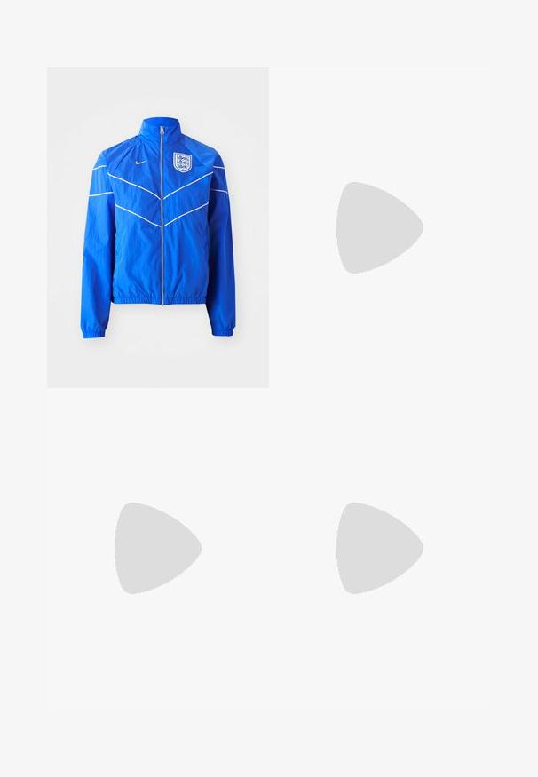 Blauwe nylonjas met een hoge kraag, ritssluiting aan de voorkant, elastische manchetten en tailleband; heeft witte accenten en een Engelse crest op de borst.; Even&Odd 2 PACK - Top - white/black; Blauwe sportbroek met een elastische tailleband en rode trekkoord. Bevat een wit logo en piping langs de zijkanten, gemaakt van lichtgewicht materiaal.; Zwarte Nike-sneakers met gradientaccenten in geel, groen en rood. Beschikt over een onderscheidend textuurdesign en een stevige rode zool.