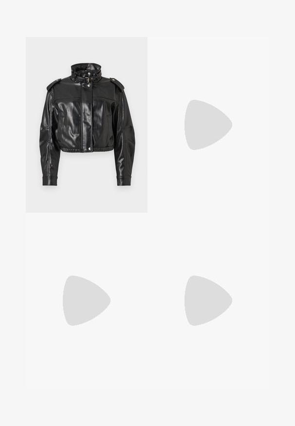 Jaqueta curta em faux couro preto com gola alta, botões de pressão e epaulettes nos ombros. Apresenta uma textura lisa e brilhante e cintura elástica.; T-shirt cropped em cor ferrugem, em algodão suave, com mangas curtas e um detalhe frontal em nó. Textura suave, decote redondo.; Calças largas de imitação de couro pretas, de cintura alta, com botão frontal, fecho de correr, passadores de cinto e bolsos laterais sobre fundo branco.; Sandy em verniz preto com salto slingback, ponta afilada e salto geométrico. Apresenta um design elegante e minimalista com textura suave.