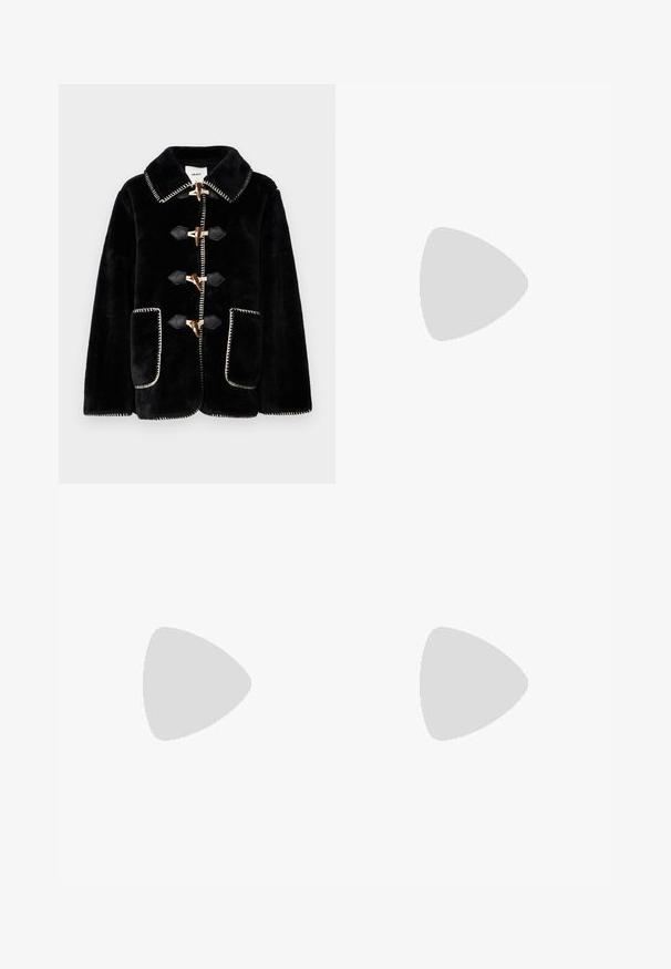 Object JOPAL - Krátký kabát - black; Černá blůza s tečkovaným vzorem, průsvitný materiál, balónové rukávy a volánkový výstřih s knoflíkovým zapínáním vzadu.; Černé džíny s vysokým pasem a uvolněným střihem, které mají klasický pětipocketový design a knoflíkový zip. Texturovaná, nenažehlená látka.; Černé kožené kotníkové boty s kulatou špičkou, šněrováním na přední straně a silnou gumovou podešví s texturovaným vzorkem. S poutkem vzadu.