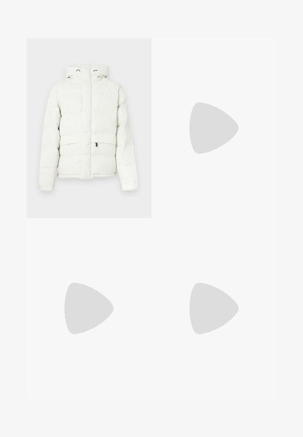 Witte pufferjack met capuchon, heeft een ritssluiting, gewatteerd ontwerp, twee voorzakken en subtiele branding op de borst.; Zwarte hoodie van zachte stof, met een voorzak, koorden en witte logo borduring op de borst. Klassieke pasvorm en geribde manchetten.; Zwarte denim wide-leg jeans met een hoge taille, met voorzakken, een ritssluiting en een knoopsluiting. Soepele textuur en klassiek ontwerp.; Zwart-witte Nike Dunk sneakers met een leren bovenwerk, geperforeerde neus, zwarte veters en een zwarte rubberen zool met profiel.