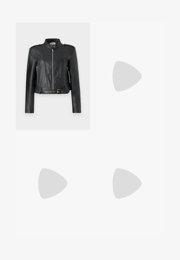 Chaqueta de cuero negra con un diseño cropped, que presenta un cierre frontal con cremallera, bolsillos laterales con cremallera, hombreras y un detalle de cintura con correa.; Camiseta negra de manga corta con un cuadrado de estampado de leopardo y cerezas rojas, y el texto "CHERRIES" en letras rojas en negrita. Tela de algodón suave.; Falda de mezclilla en azul oscuro, con una cintura ajustada, dos bolsillos frontales, dos bolsillos traseros y cierres de botón en tono plateado.; Botas de cuero negras hasta la rodilla con punta cuadrada, tacón cónico y un detalle de costura vertical a lo largo del eje exterior. Textura suave.; Bolso negro con forma de corazón, hecho de cuero ecológico, con un bolsillo frontal que presenta un cierre de hebilla y una correa desmontable. Detalles en metal plateado.