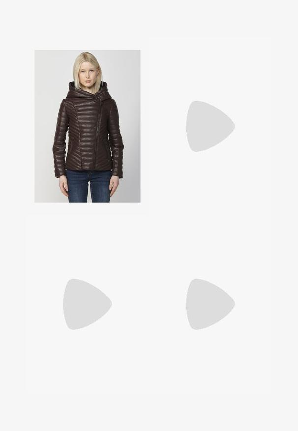 Koroshi PADDED - Jachetă de iarnă - marron   brown; Tricou alb cu mânecă scurtă, confecționat din bumbac, cu dantelă decorativă pe marginea mânecilor și un guler rotund.; Jeans evazați din denim albastru închis. Au cinci buzunare, bucle pentru curea și o margine brută la baza, cu detalii de coasere vizibile.; Sneakers din pânză de culoare albastru deschis, cu vârf și talon din cauciuc crem, având șireturi albe și un maner pe călcâi.
